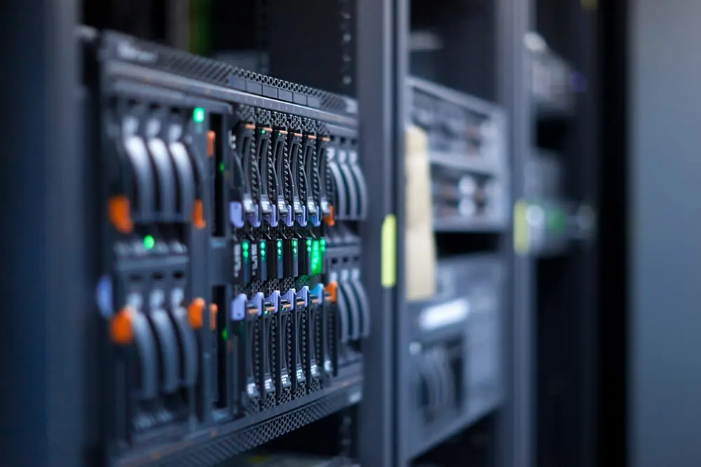 Ilustrasi data center Indointernet EDGE dan papan Bursa Efek Indonesia terkait delisting saham