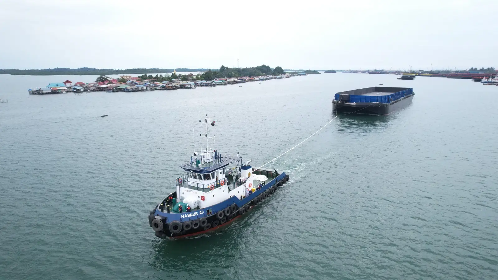 Kapal tugboat dan tongkang armada HAIS pengangkutan komoditas di sungai Kalimantan