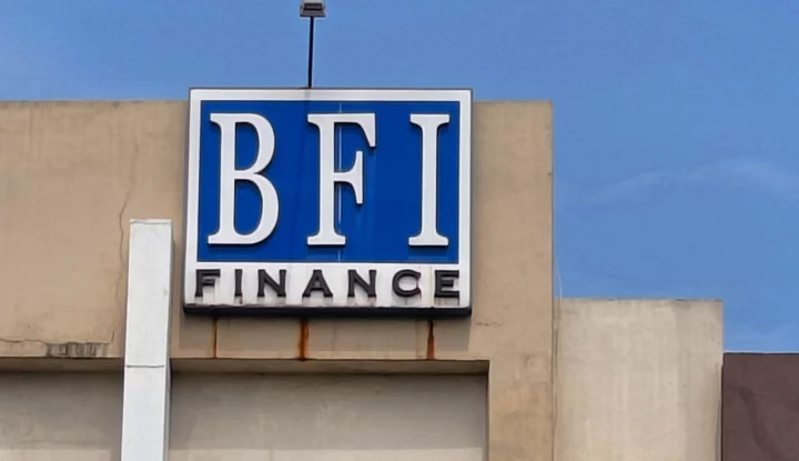Ilustrasi pergerakan saham BFIN dan aksi buyback saham