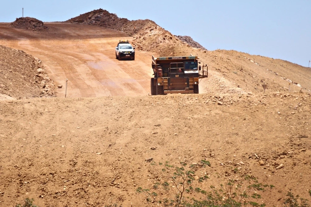 Aktivitas pengeboran dalam di Tambang Emas Pani milik Merdeka Gold Resources untuk menambah sumber daya emas