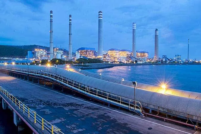 Ilustrasi kebutuhan PLTU batu bara captive untuk mendukung ekspansi smelter aluminium di Indonesia dan risiko lingkungannya