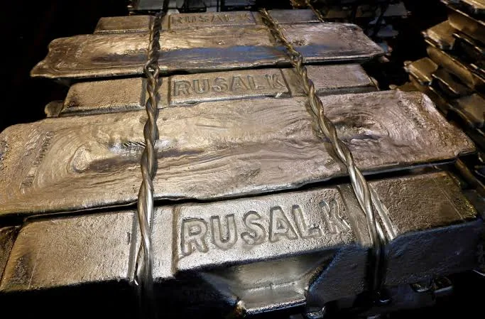 Ilustrasi masuknya raksasa aluminium Rusia Rusal ke industri hilirisasi bauksit Indonesia dan kekhawatiran atas dominasi asing