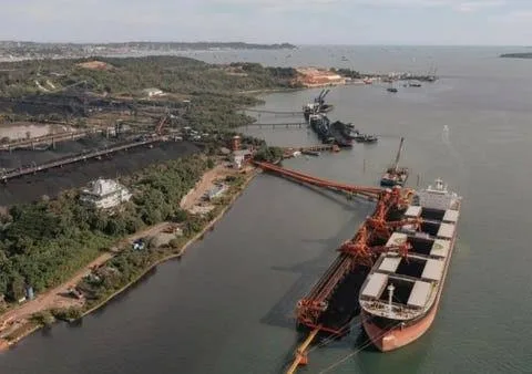 Ilustrasi Moody's menurunkan prospek Bayan Resources menjadi negatif akibat ketidakpastian revisi RKAB dan kondisi force majeure