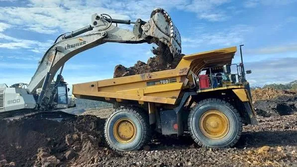 Fasilitas smelter aluminium di Indonesia dengan tungku peleburan dan jalur produksi logam primer