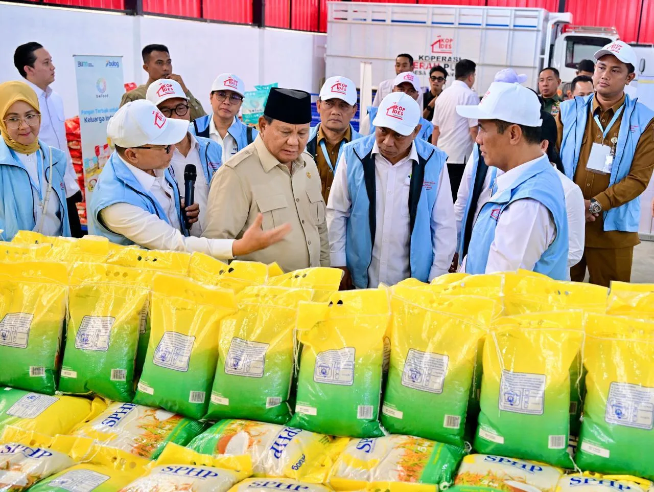 Gudang beras Perum Bulog yang menyiapkan pasokan beras SPHP untuk Koperasi Desa/Kelurahan Merah Putih