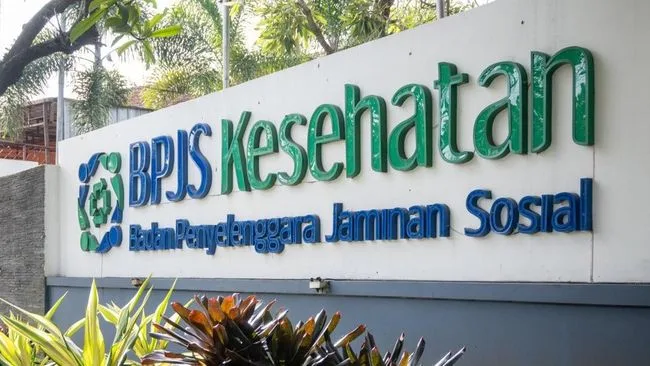 Kantor pelayanan BPJS Kesehatan dengan peserta mengurus administrasi Program Jaminan Kesehatan Nasional