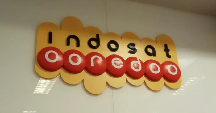 Ilustrasi saham PT Indosat Tbk (ISAT) dengan perbedaan target harga Mirae Asset Rp3.850 dan BRI Danareksa Rp2.500, di tengah ekspansi AI Zankore dan investasi jaringan 5G.