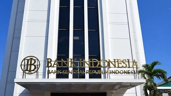 Ilustrasi Bank Indonesia dan pelemahan rupiah menuju Rp18.000 per dolar AS, dengan proyeksi BI-Rate Oktober 2026 bertahan di 5,75% atau naik hingga 6,25%.