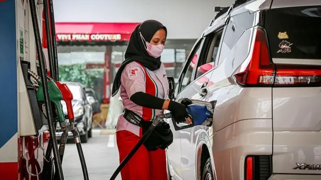 Ilustrasi antrean kendaraan di SPBU Pertamina terkait risiko krisis BBM Indonesia pada 2027 dan cadangan operasional Pertalite yang disebut tersisa 16 hingga 18 hari.
